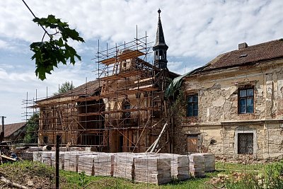 18 V létě 2022 se objevilo lešení a balíky cihel.