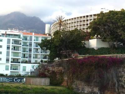 18. Hotely s výhledem na hory i směrem k oceánu jsou vedle Casina.