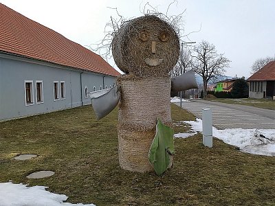 Poutač před areálem bývalého statku, zrenovovaného na centrum EDEN