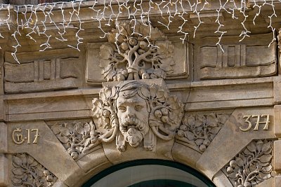 19  Bývalá Pražská úvěrní banka.