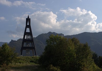 Kovová rozhledna Terchovské srdce stojí nad obcí Terchová, rodištěm Jánošíka ve výšce 598m. Je opláštěná dřevem a pokrytá šindelem. Výška 30m, 85 schodů.
