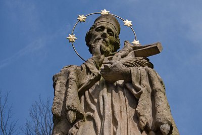 2 - Patron zpovědníků, mlynářů, vorařů, loďařů a mostů.