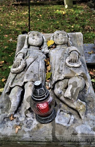 19  Jeden z nejznámějších olšanských náhrobků je opředený legendou o Františce a Antonii, které zahynuly tragickou smrtí
