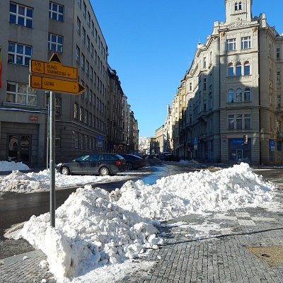 Na Prahu nevídané - hromady sněhu na chodníku