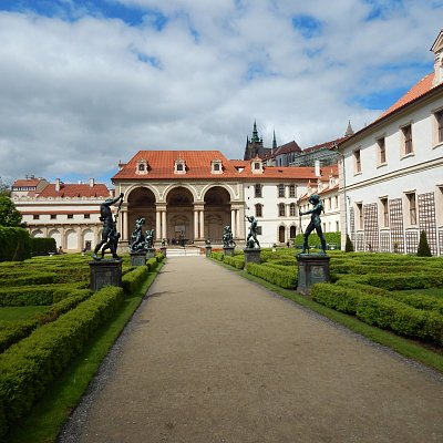 Pražský hrad v pozadí