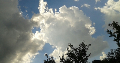 Bílé obláčky dálným nebem plynou...