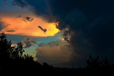 Divný povětří, něco se žene