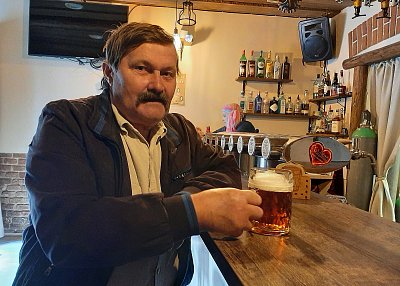 Je to jasný, pije....