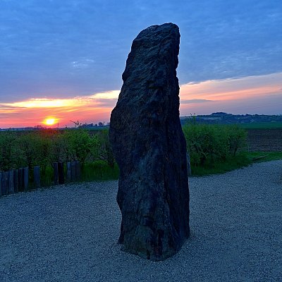 Kamenný pastýř při východu Slunce