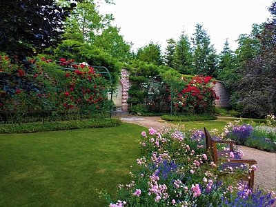 V růžové zahradě