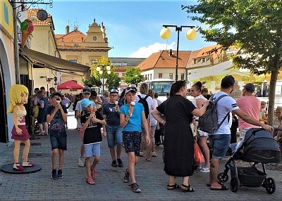Fronta na zmrzlinu v Poděbradech