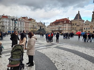 Lide se opět shlukuji....