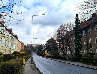 Ulice Podkršnohorská směrem ke škole