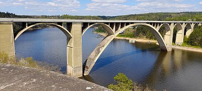 Podolský most přes vodní nádrž Orlík...