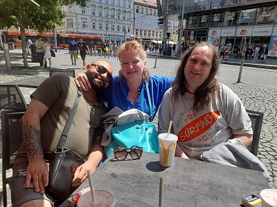 V objetí mých přátel...