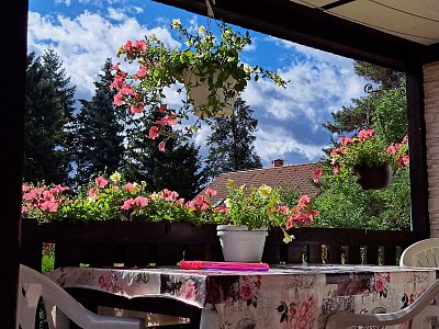 Obří televize na balkóně