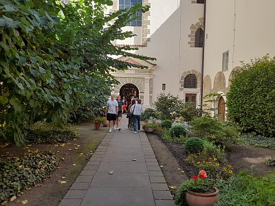 Kostel zahradou naplneny.....*
