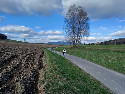 Ještě kilometr a jsme u auta.