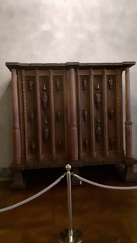 Sekretář z dubového dřeva s osobnostmi švédské historie