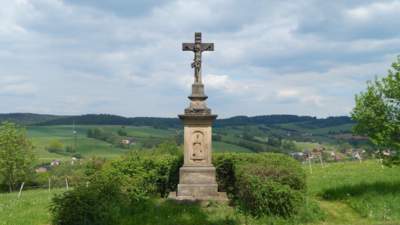 Křížek nedaleko hradu Pecka