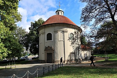 1 Barokní kostel sv. Rocha, sv. Šebestiána a sv. Rosálie byl postaven v roce 1682 k poctě protimorových patronů