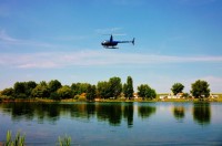 Vyhlídkový let - vrtulník zachycen nad malou lagunou