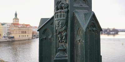 22 Erb Prahy na kandelábru na Karlově mostě.