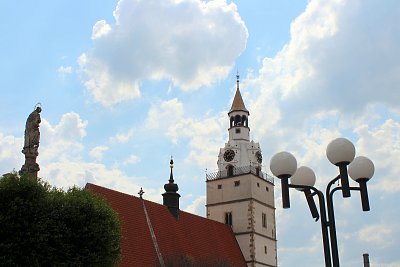 11. - Věž gotického kostela Nanebevzetí Panny Marie na náměstí