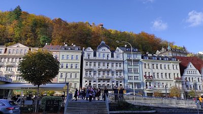 Lávka u hotelu Elefant směrem k divadlu. Z lesa nad hotelem vykukuje Altán.