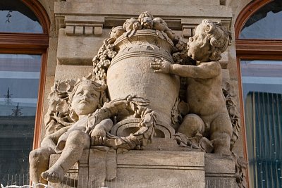 22  Bývalá Pražská úvěrní banka.