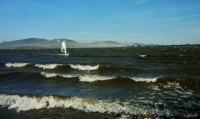 Za silného větru vypadá jezero téměř jako moře