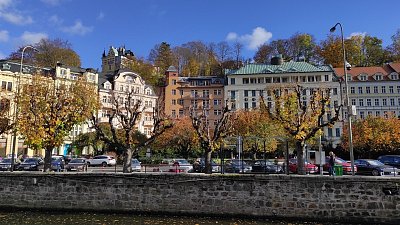 Stromy na Divadelním náměstí. Uprostřed hotel Olympia.