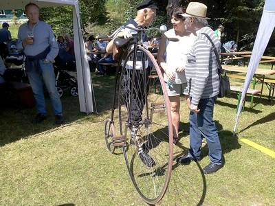 Na tom velocipedu pán předváděl suverénní jízdu.