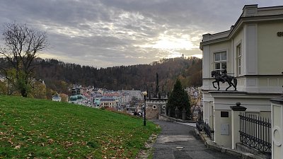 Pohled od Lützowovy vily na protější lesy nad skalami u Jeleního skoku.