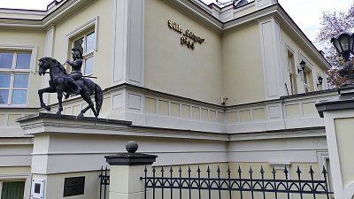 Lützowovu vilu zdobí zdařilá plastika jezdce na koni. Jde o památkový objekt.