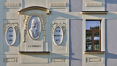 Na budově školy ...*