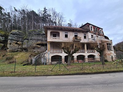 Chátrající hotel Harasov