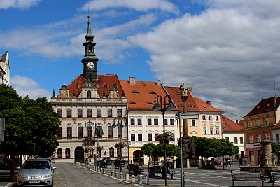 18. Masarykovo náměstí, morový sloup a radnice