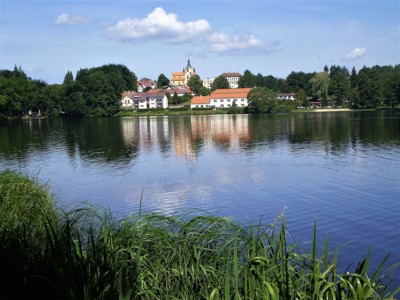 Chlum u Třeboně od rybníku Hejtman