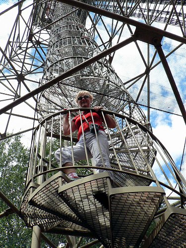 Rozhledna Travičná v Bílých Karpatech slouží jako přijímač mobilních operátorů byla otevřena v r.2001. Ve výšce 33,6m je vyhlídková plošina a vede na ni 177schodů.
