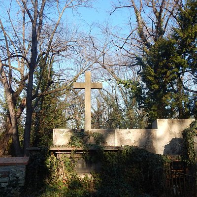 Kříž, na mnoha hrobech