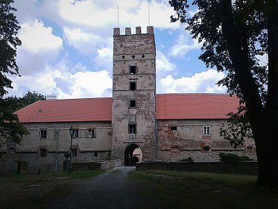 31. Průchod na nádvoří zámku je pod věží. Ještě bude hodně práce s opravami!