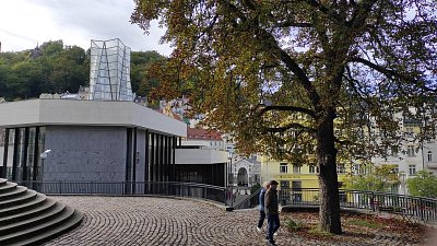 Vřídelní kolonáda se skleněnou stříškou nad Vřídlem. Tryská do výše 14 m.