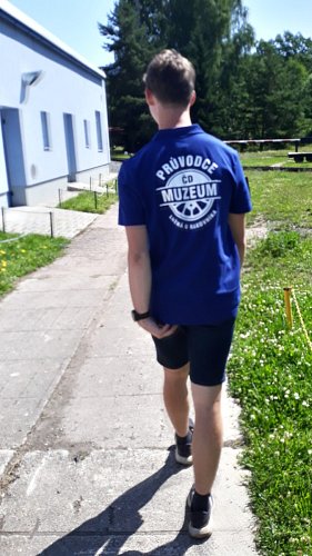 33-pruvodce-vede-k-salonnimu-vozu-tgm.jpg