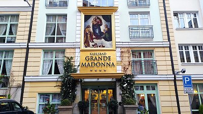 Hotel Grande Madonna je hned v ulici nad kostelem.