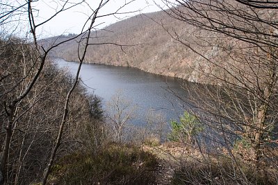 35 - Klidná hladina Štěchovické přehrady.