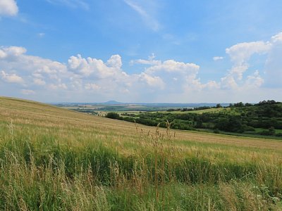 Říp na obzoru