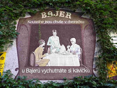 36-slogan-na-dvorku-kavarny.jpg