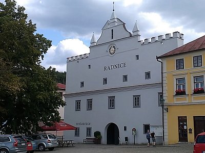 36. Pěkně opravená renesanční radnice. V přízemí je restaurace.