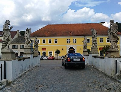 37. Most na Náměstí Svobody zdobí sochy šesti svatých